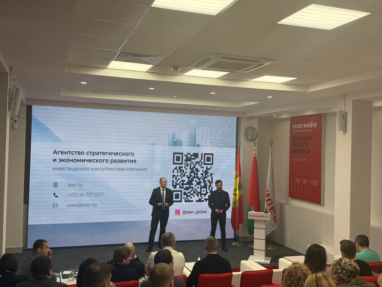 Сотрудники работают с документами и аналитикой